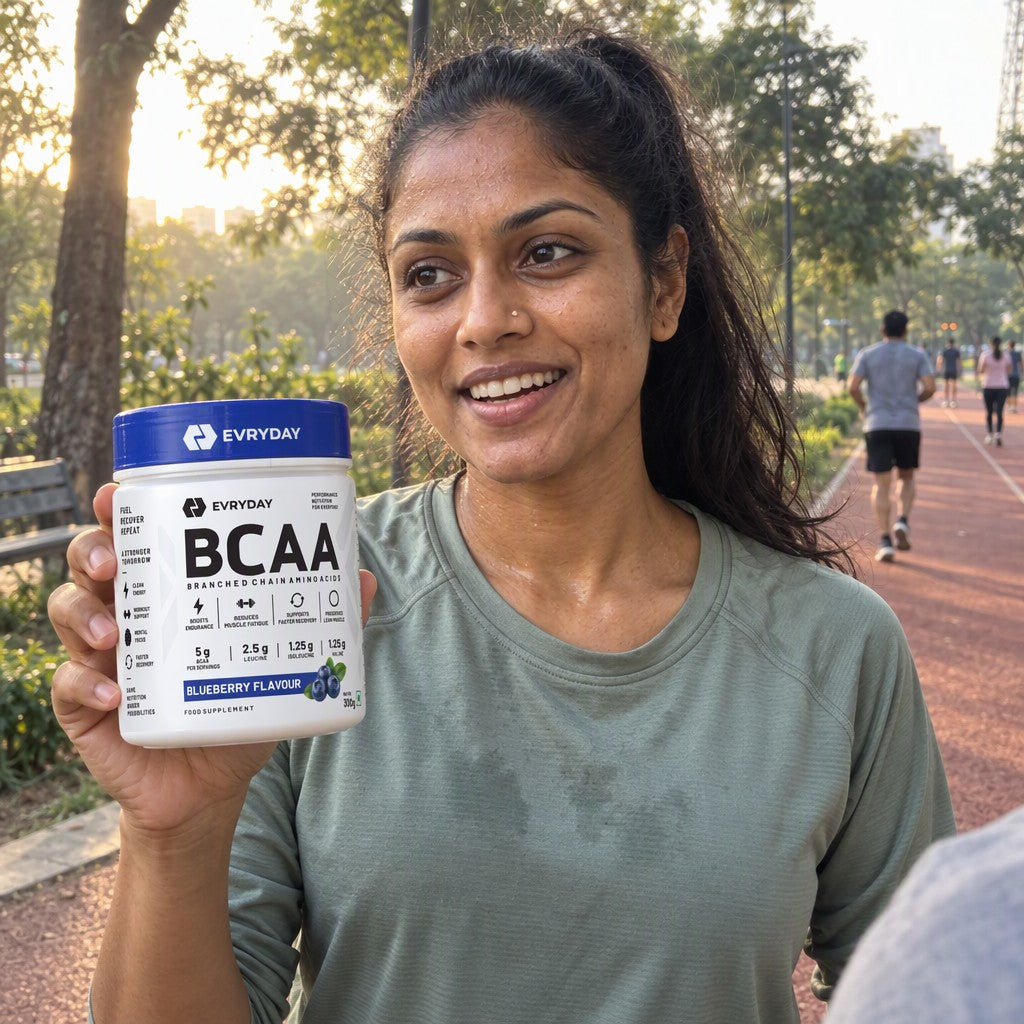 Customer holding EVRYDAY BCAA 2:1:1 - Blueberry