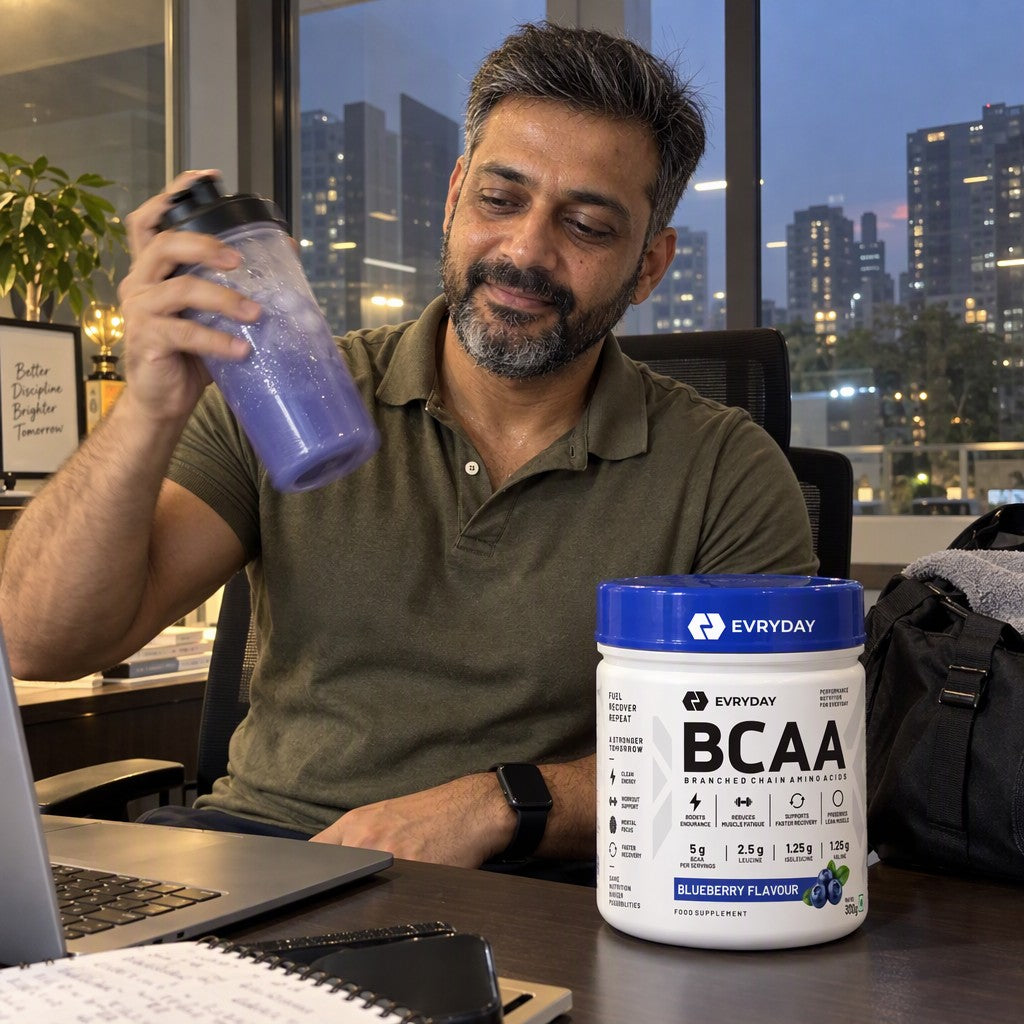 Shaking EVRYDAY BCAA 2:1:1 - Blueberry at home