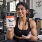 Customer holding EVRYDAY BCAA 2:1:1 - Orange